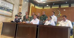 Satgas PKH menyampaikan keterangan pers terkait perkembangan penanganan hukum penyebab bencana alam di wilayah Sumatra di Kejagung, Jakarta Selatan, Senin, 15 Desember 2025. (Sumber: POSKOTA | Foto: Ali Mansur)