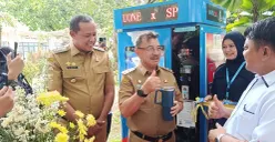 Wali Kota Bekasi, Tri Adhianto (kiri) bersama jajarannya dan Dirut PDAM Tirta Patriot meresmikan program spot air minum di area Plaza Pemkot Bekasi. Senin, 15 Desember 2025. (Sumber: Poskota/Nurpini Aulia Rapika)