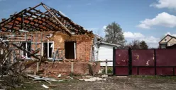 Ilustrasi bangunan rusak akibat fenomena angin kencang di Jakarta. (Sumber: Freepik)