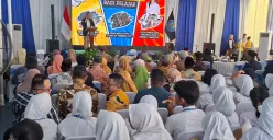 Kepala BNN RI Komjen Pol Suyudi Ario Seto melakukan gerakan Goes To School di SMPN 70 Jakarta Pusat, dalam memutus peredaran gelap narkoba di kalangan pelajar. (Sumber: Poskota/Angga Pahlevi)