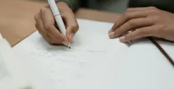 Ilustrasi - Contoh catatan wali kelas semester 1 untuk rapor SD, SMP, SMA, SMK, dan sederajat. (Sumber: Pexels/Tima)