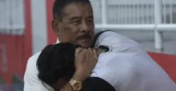 Ciro Alves terlihat emosional saat bertemu manajemen Persib Bandung, Umuh Muhtar, usai laga kontra Malut United yang berakhir pahit bagi Maung Bandung. (Sumber: Instagram/@cirooficial)