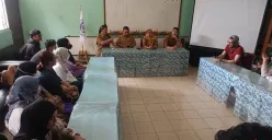 Pihak sekolah bersama orang tua murid yang anaknya jadi korban diskriminasi Sujana melakukan audiensi di ruang rapat SDN Pajeleran 01. (Sumber: Poskota | Foto: Giffar Rivana)