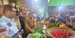 Gubernur Banten Andra Soni bersama Bupati Serang Ratu Rachmatuzakiyah saat sidak di Pasar Ciruas. (Sumber: Kominfo)