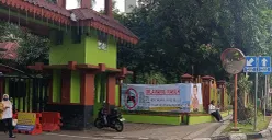 Pemkot Bekasi memasang spanduk sosialisasi larangan masuk kantor bagi kendaraan yang belum membayar pajak di pintu masuk. (Sumber: POSKOTA | Foto: Nurpini Aulia Rapika)