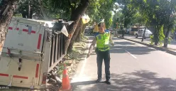 Petugas Unit Laka Lantas Polres Metro Depok melakukan cek TKP mobil box yang terlibat kecelakaan tunggal di Jalan KH.M. Yusuf Raya. (Sumber: Istimewa)