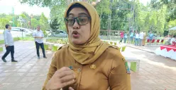 Kepala Dinas Kesehatan Kota Bekasi, Satia Sriwijayanti Anggraini persiapkan ratusan nakes untuk berjaga di malam Nataru. (Sumber: Poskota/Nurpini Aulia Rapika)