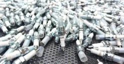 Proses pemusnahan busi palsu Niterra dengan bekerja sama dengan kepolisian. (Sumber: Poskota/Erwan Hartawan)