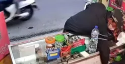 Tangkap layar aksi pencurian HP di konter kawasan Kalideres, Jakarta Barat, Senin, 15 Desember 2025.