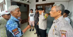Petugas Polsek Ciruas di rumah korban setelah menerima laporan dari warga. (Sumber: Dok. Polsek Ciruas)