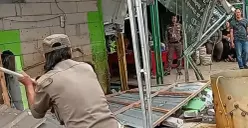 Petugas Satpol PP Kabupaten Bogor saat membongkar bangunan liar di kawasan Cileungsi, Kabupaten Bogor. (Sumber: Dok. Satpol PP Kabupaten Bogor)