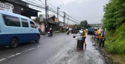 Petugas dari UPT PJJ Dinas PUPR Pandeglang melakukan perbaikan ruas jalan Provinsi Banten. (Sumber: Dok. UPT PJJ Pandeglang)