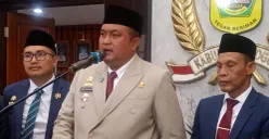 Bupati Bogor, Rudy Susmanto (tengah), menyampaikan keterangan kepada awak media seusai Rapat Paripurna di Gedung DPRD, Selasa, 16 Desember 2025. (Sumber: POSKOTA | Foto: Giffar Rivana)