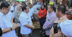 Gubernur DKI Jakarta Pramono Anumg saat meninjau Pasar Kramat Jati yang mengalami kebakaran, Selasa, 16 Desember 2025. (Sumber: Istimewa)