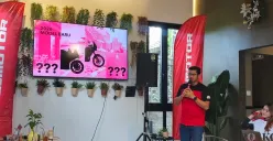 VP Branding & Marketing Communication PT QJMotor Industry Indonesia mempresentasikan model baru 2026. (Sumber: Poskota | Foto: Erwan Hartawan)