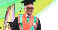 Anggota DPR RI dari Fraksi Partai Amanat Nasional (PAN), Surya Utama atau yang lebih dikenal sebagai Uya Kuya, resmi menuntaskan pendidikan pascasarjananya. (Sumber: Instagram/@king_uyakuya)