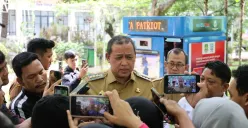 Wali Kota Bekasi, Tri Adhianto, menjelaskan bahwa kehadiran Spot Air Minum Keren dimulai dari inisasi Pemerintah Kota Bekasi yang tidak lagi menggunakan minuman kemasan plastik. (Sumber: Pemkot Bekasi)