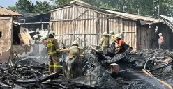 Sejumlah bangunan warung makan di Jalan Utan Jati RT 10/RW 11, Pegadungan, Kalideres, Jakarta Barat, terbakar, Selasa, 16 Desember 2025. (Sumber: Poskota/Pandi Ramedhan)