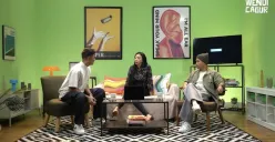 Asri Welas menangis saat berbincang di podcast bersama Wendi dan Andhika. Ia mengaku memendam banyak beban hidup sendirian. (Sumber: YouTube/WENDI CAGUR)