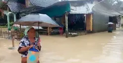 Sejumlah warga menerobos banjir di Desa Idaman, Kecamatan Patia, Pandeglang, saat evakuasi mandiri. (Sumber: Dok. BPBD Pandeglang)