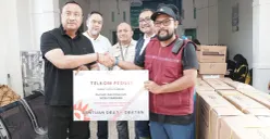 Direktur Network Telkom, Nanang Hendarno (kiri) saat memberikan bantuan obat-obatan kepada Rumah Sakit Daerah Aceh Tamiang pada Senin, 15 Desember 2025. (Sumber: Corcom Telkom)