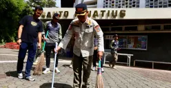 Sejumlah personel Satpol PP Jakarta Pusat saat melaksanakan kegiatan bersih-bersih gereja. (Sumber: Kominfotik Pemkot Jakpus)