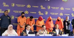 Ditreskrimsus Polda Metro Jaya menggelar konferensi pers pengungkapan praktik aborsi ilegal yang beroperasi di sebuah unit Apartemen Basura, Jakarta Timur, Rabu, 17 Desember 2025. (Sumber: POSKOTA | Foto: Ali Mansur)