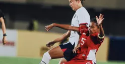 Pemain Timnas Putri Indonesia berjuang mempertahankan bola dalam laga SEA Games 2025, membawa harapan Garuda Pertiwi hingga pertandingan terakhir. (Sumber: Instagram/@timnasindonesia)