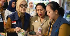 Kepala Dinas PPKUKM Jakarta, Elisabeth Ratu Rante Allo melakukan pengawasan di salah sebuah ritel, Hero Gondangdia, Jakarta Pusat. (Sumber: Dok. Dinas PPKUKM Jakarta)