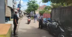 Tim kepolisian polsek Bekasi Barat melakukan cek TKP hilangnya motor kurir di Jalan Beringin Raya RT 05 RW 04, Kelurahan Kranji, Bekasi Barat, Kota Bekasi. (Sumber: Istimewa)