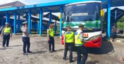 Para personil Satlantas Polres Pandeglang, saat melakukan pemeriksaan kendaraan angkutan umum di Terminal Kadubanen. (Sumber: Santlantas Polres Pandeglang)