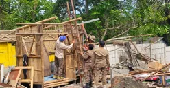 Personil Satpol PP Kabupaten Tangerang saat melakukan pembongkaran bangunan liat di wilayah Bitung. (Sumber: Poskota/Veronica)
