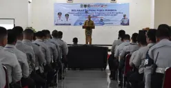 Wali Kota Bekasi, Tri Adhianto memberikan sambutan dalam kegiatan Penguatan Kapasitas Aparatur Perhubungan di Batalyon Infanteri (Yonif) Mekanis 202/Tajimalela, Selasa, 16 Desember 2025. (Sumber: Dok. Pemkot Bekasi)
