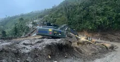 Alat berat yang dikerahkan TNI dan instansi terkait untuk menangani material longsor di jalan Simpang KKA penghubung Kabupaten Aceh Utara dengan Kabupaten Bener Meriah, Rabu, 17 Desember 2025. (Sumber: Dok. Puspen TNI)