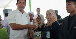Kepala BNN RI Suyudi Ario Seto menyerahkan bantuan peralatan life skill secara simbolis kepada warga dalam kegiatan bakti sosial BNN di Pesantren Ilmu Al-Quran Al-Misbah, Kampung Bahari, Jakarta Utara. (Sumber: Biro Humas dan Protokol BNN)