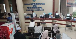 Para pemohon adminduk di Kantor Disdukcapil Kabupaten Pandeglang, Kamis, 18 Desember 2025. (Sumber: Poskota/Samsul Fatoni)