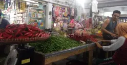 Salah seorang pedagang di Pasar Gudang Tigaraksa, Kecamatan Tigaraksa, Kabupaten Tangerang. (Sumber: Poskota/Veronica Prasetio)