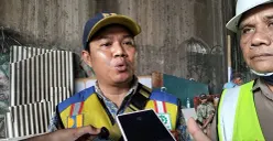 Fikky, Pengawas Kementerian PU untuk Pembangunan Underpass Bitung, menjelaskan infrastruktur tersebut dibangun untuk mengurai kemacetan yang kerap terjadi di kawasan Bitung. (Sumber: Poskota | Foto: Veronica Prasetio)