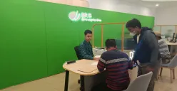 Suasana pelayanan di kantor cabang BPJS Ketenagakerjaan Kota Bekasi dipenuhi masyarakat yang ingin mengklaim manfaat. (Sumber: Poskota | Foto: Nurpini Aulia Rapika)