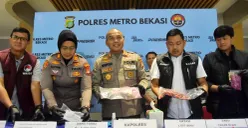 Kapolres Metro Bekasi Kota bersama jajarannya menggelar konferensi pers kasus peredaran Narkotika jenis Sabu dan Ekstasi dengan barang bukti senilai ratusan juta. (Sumber: Poskota/Nurpini Aulia Rapika.)