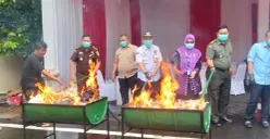 Kejaksaan Negeri Kabupaten Tangerang saat memusnahkan barang bukti dari 50 perkara yang telah inkrah. (Sumber: Poskota | Foto: Veronica Prasetio)