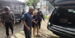 Kapolsek Cileungsi Kompol Edison (baju koko), menyamar jadi 'Pak Haji' saat meringkus pelaku perampokan sadis yang terjadi di kawasan Cileungsi, Kabupaten Bogor. (Sumber: Polsek Cileungsi)