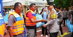 Kapolda Metro Jaya, Irjen Asep Edi Suheri menyapa nelayan di Lapangan Plaza Kabupaten, Pulau Pramuka, Kamis, 18 Desember 2025. (Sumber: Dok. Polda Metro Jaya)