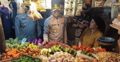 Kapolres Pandeglang bersama pihak Diskoperindag saat melalukan sidak di Pasar Badak Pandeglang. (Sumber: Dok. Satgas Pangan)