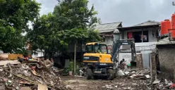 Salah satu ekskavator saat membersihkan sebuah lapak di TPU Kober Rawa Bunga, Jakarta Timur, Kamis, 18 Desember 2025. (Sumber: Poskota/M. Tegar Jihad)