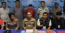 Kapolres Metro Bekasi bersama jajaran saat menggelar konferensi pers pengungkapan kasus peredaran narkotika jenis sabu dan ekstasi dengan barang bukti senilai ratusan juta rupiah. (Sumber: Poskota/Nurpini Aulia Rapika)