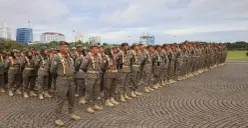 Ribuan personel Satpol PP DKI Jakarta saat menggelar apel gelar pasukan kesiapan pengamanan menjelang Hari Raya Natal 2025 dan Tahun Baru 2026 di Monas Sisi Selatan, Jakarta Pusat, pada Kamis, 18 Desember 2025. (Sumber: Kominfotik Satpol PP Jakarta)