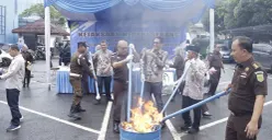 Suasana pemusnahan barang bukti di halaman Kantor Kejari Serang. (Sumber: Dok. Kejari Serang)