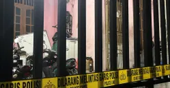 Garis polisi dipasang di TKP pria gantung diri di Perumahan Bogor Asri, Kelurahan Nanggewer, Kecamatan Cibinong, Kabupaten Bogor. (Sumber: POSKOTA | Foto: Giffar Rivana)