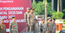 Satpol PP DKI Jakarta saat menggelar apel gelar pasukan kesiapan pengamanan menjelang Hari Raya Natal 2025 dan Tahun Baru 2026 di Monas Sisi Selatan, Jakarta Pusat, pada Kamis, 18 Desember 2025. (Sumber: Kominfotik Satpol PP Jakarta)